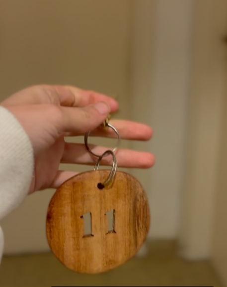 Llave de habitación con llavero de madera