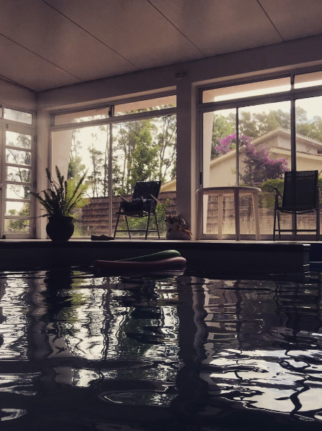 Piscina climatizada interior con ventanales al jardín